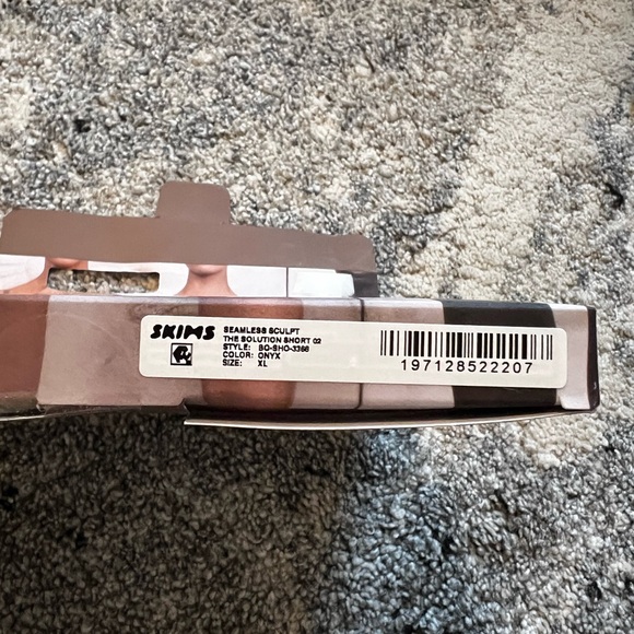 SKIMS SOLUTION SHORT LEFT LEG EXPOSED - Picture 4 of 6